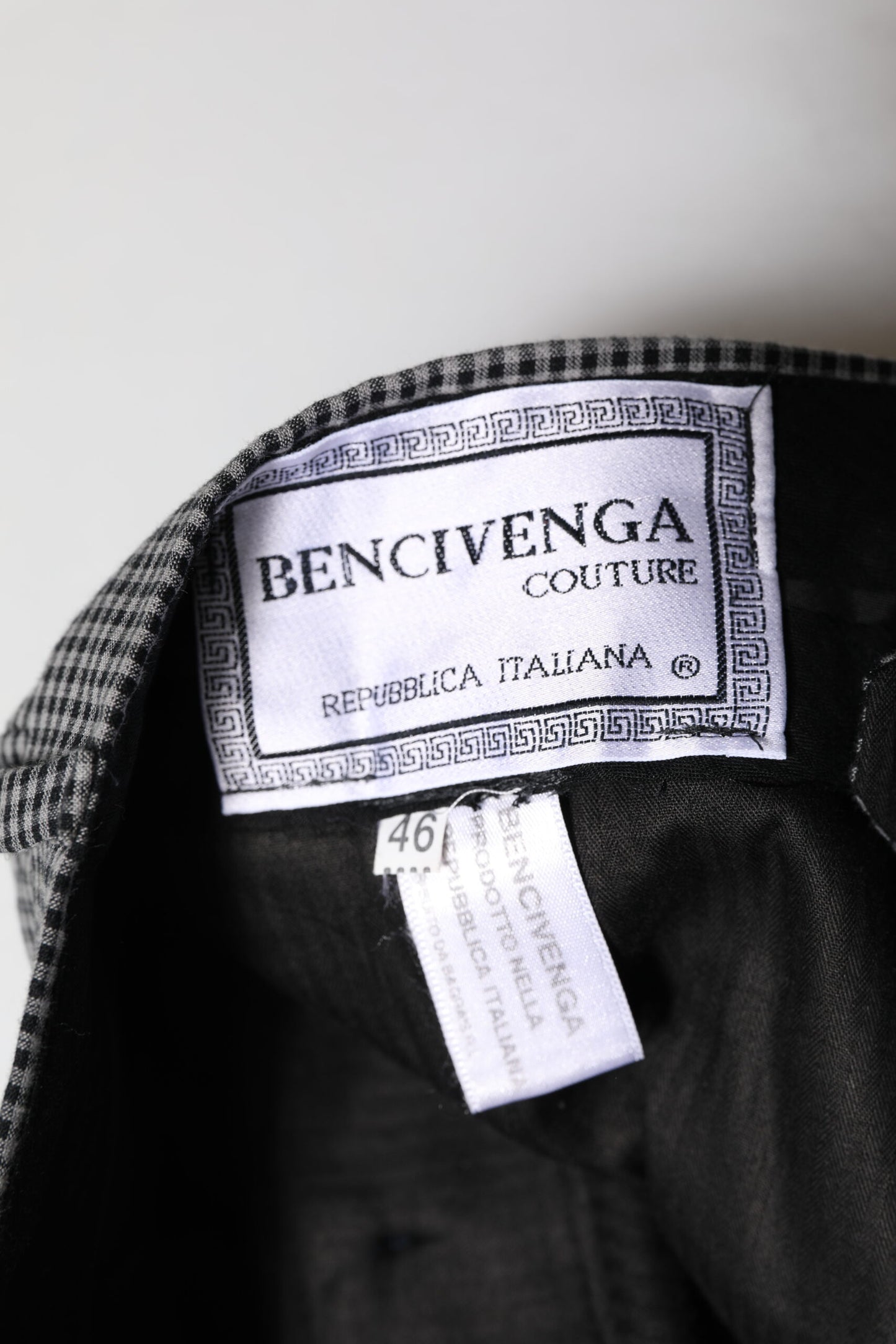 Pantaloni eleganți conici în carouri albi și negri BENCIVENGA